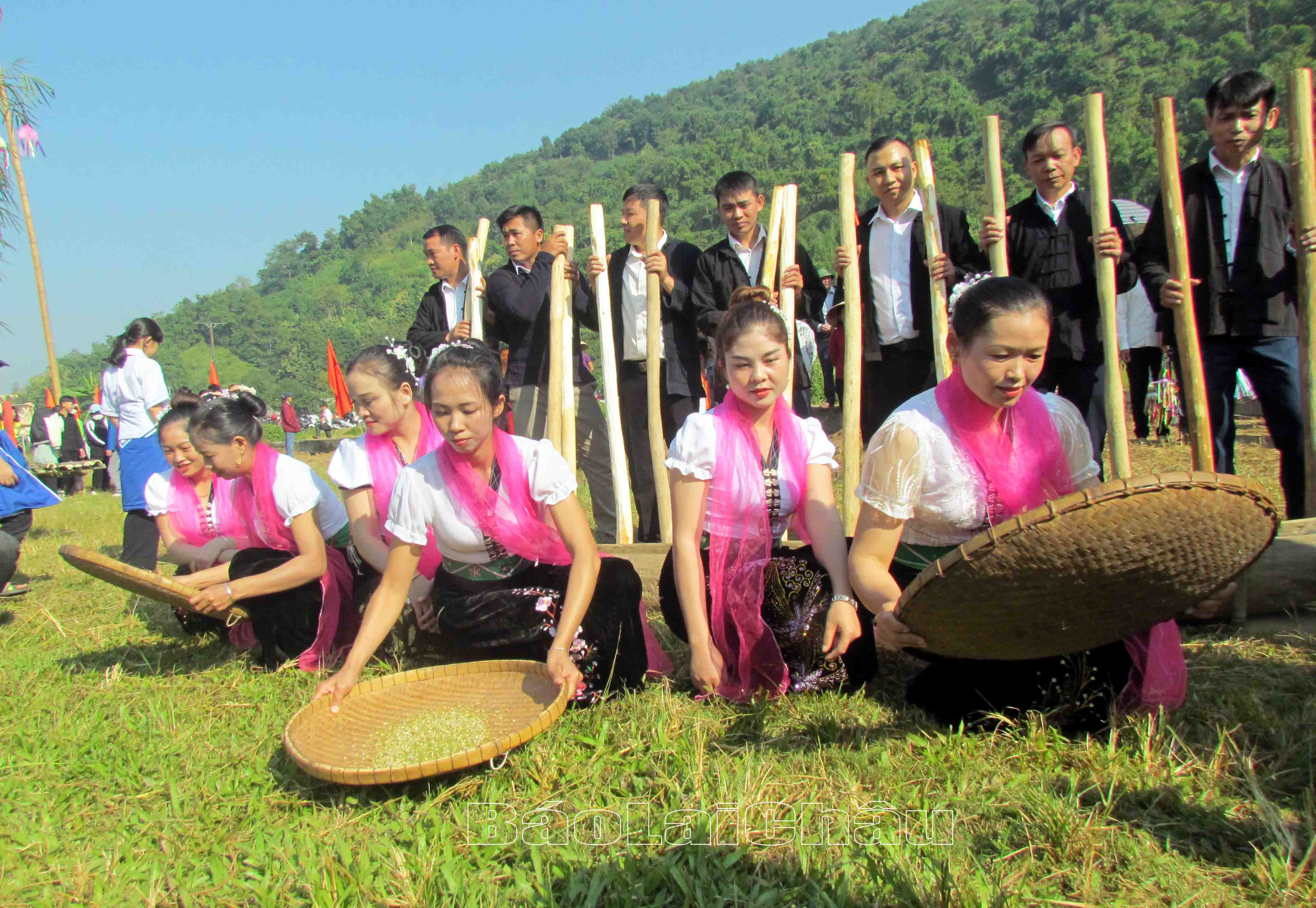Người dân xã Mường So tham gia lễ hội Kin Lẩu Khẩu Mẩu. 